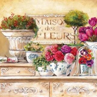 Maison des Fleurs, komoda s květinami