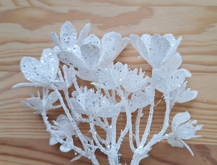 Čemeřice mini 25 cm, bílá třpytky