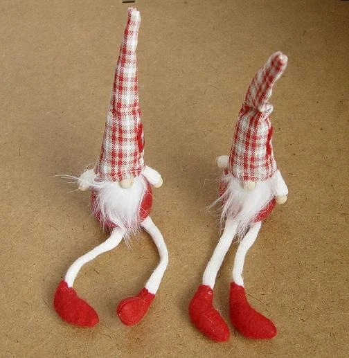 Skřítek 24 cm s kostkovanou čepicí