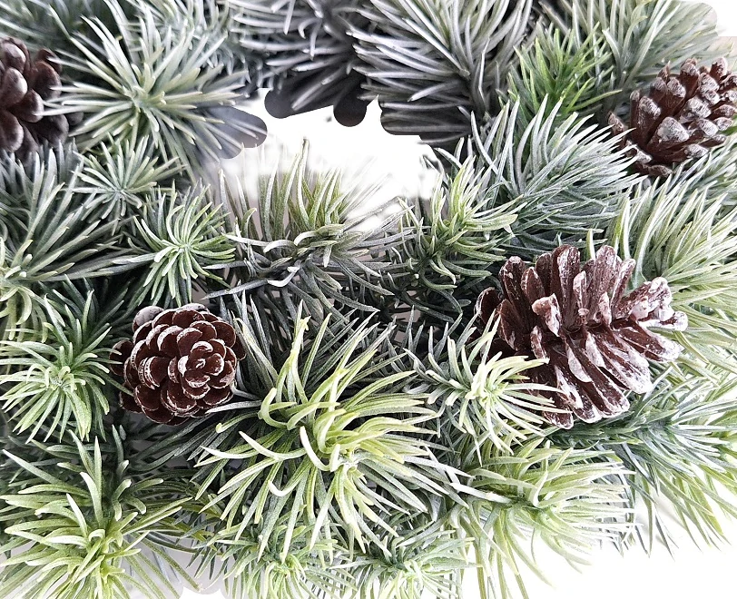 Věnec 30 cm, chvojí se šiškami (ojíněný)