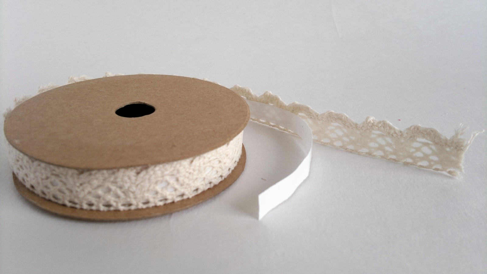 Stuha paličkovaná 15 mm x 1,8 m, béžová/lepená (22763)