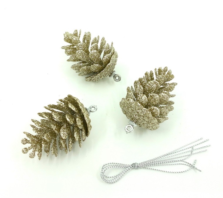 Šiška (borovice) 5,5 cm závěs, zlatá