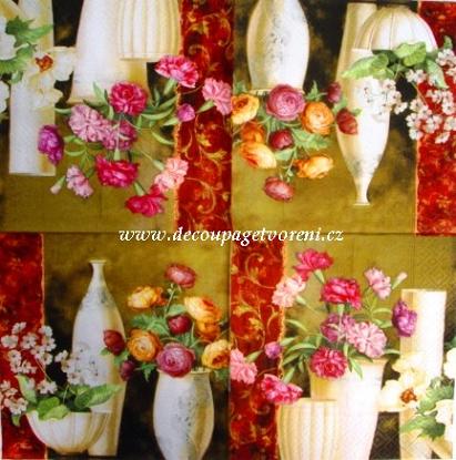 Vázy karafiátů a růží