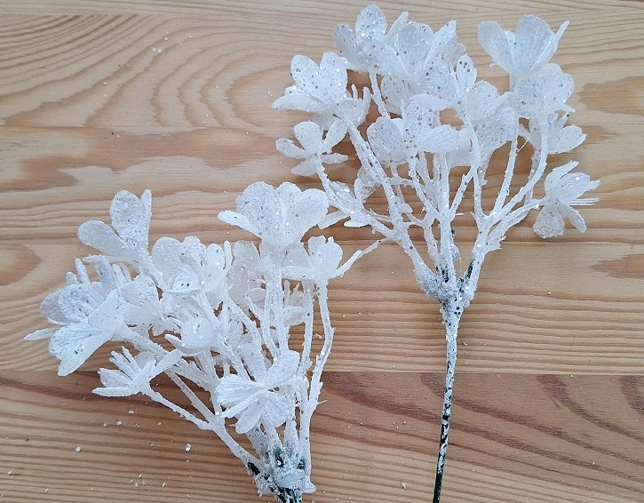 Čemeřice mini 25 cm, bílá třpytky