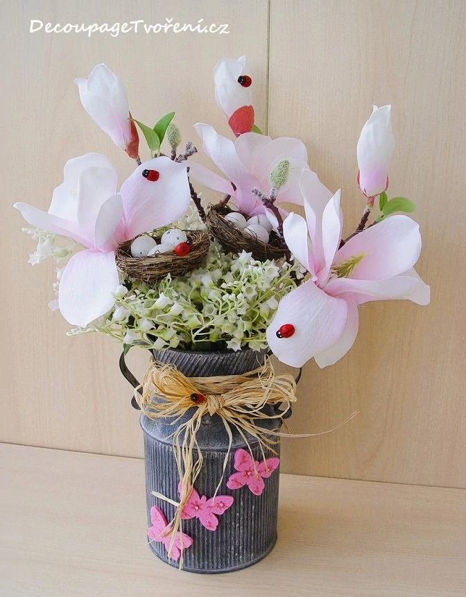 Hnízdo 5,5 cm s vejci, zápich