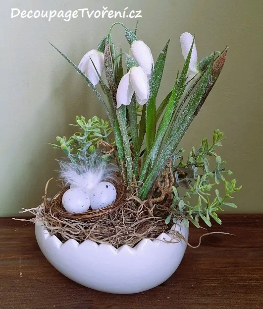 Hnízdo 5 cm, s vejci a peřím (bílá)