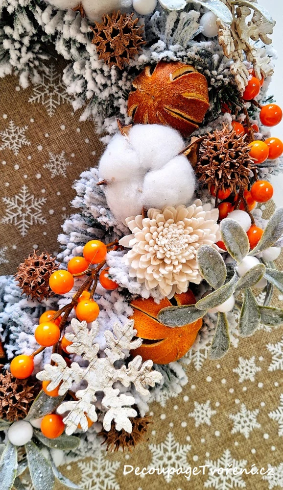 Věnec sníh 40 cm, pomeranče, bobule, jmelí 
