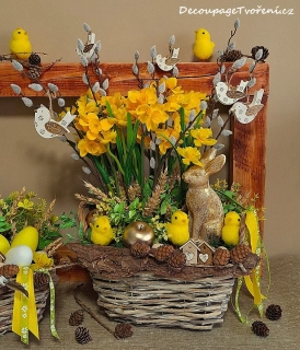 Truhlík s narcisy, zajícem a kuřaty
