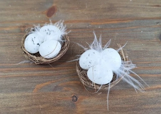 Hnízdo 5 cm, s vejci a peřím (bílá)